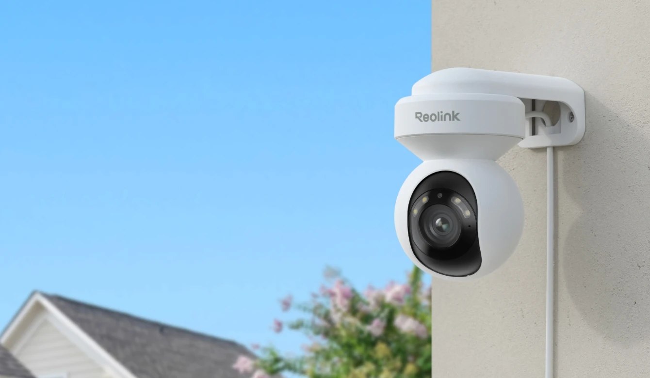 Reolink E1 Outdoor an der Hauswand